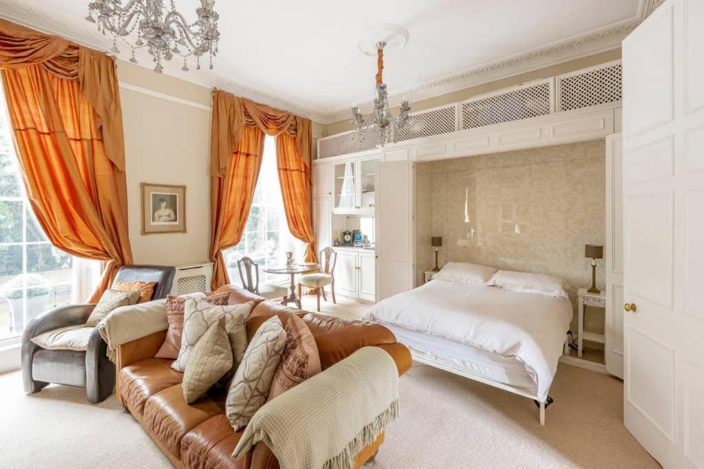 Beautiful Studio With Private Outside Terrace Apartment Бат Екстериор снимка