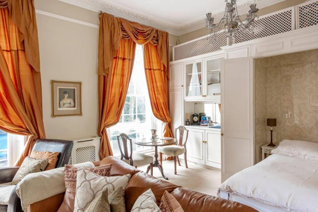 Beautiful Studio With Private Outside Terrace Apartment Бат Екстериор снимка